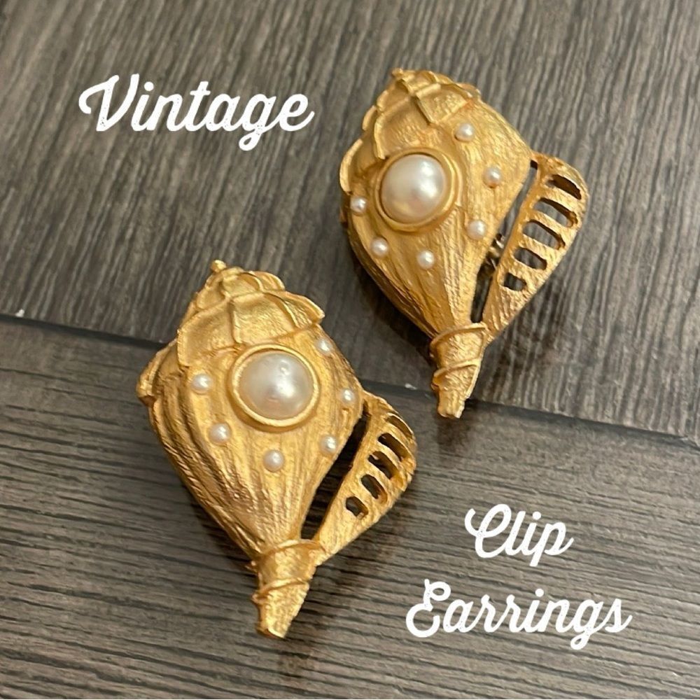 Vintage Seashell Conch Shell Gold-tone Faux Pearl Clip Earrings